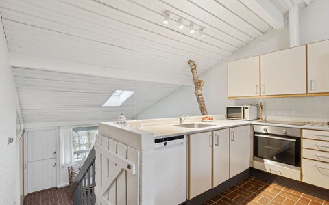 Arnt - 100M from the Sea: Boligområde, Busk, Hus, Hjem, Have, Estate, Skygge, Landscaping, Lawn