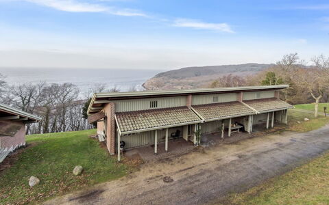 Arnt - 100M from the Sea: Boligområde, Busk, Hus, Hjem, Have, Estate, Skygge, Landscaping, Lawn