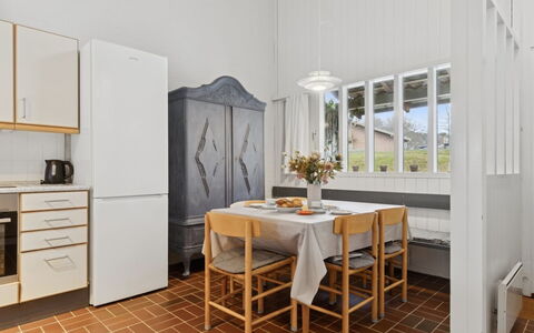 Arnt - 100M from the Sea: Gulvbelægning, Indretning, Møbel, Etage, Træ, Loft, Køkken, Belysning, Værelse, Lejlighed
