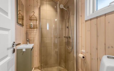 Vilmar - 250M from the Sea: Gulvbelægning, Etage, Væg, Træ, Sanitærarmatur, Indretning, Badeværelse, Loft, Toilet, Værelse