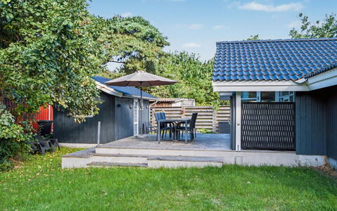Vilmar - 250M from the Sea: Hjem, Hus, Tag, Boligområde, Busk, Skygge, Sommerhus, Land Lot, Sidespor, Have