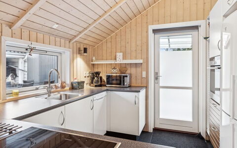 Loreia - 350M from the Sea: Træ, Køkken, Større Bandage, Countertop, Sanitærarmatur, Hjem, Loft, Køkken Apparat, Tap, Vvs