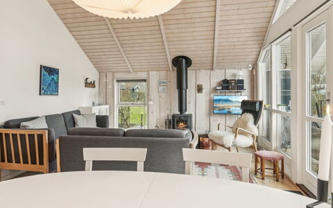 Loreia - 350M from the Sea: Møbel, Indretning, Gulvbelægning, Træ, Etage, Loft, Stol, Stue, Trægulve, Hjem