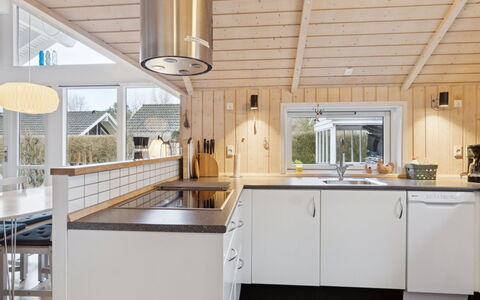 Loreia - 350M from the Sea: Køkken, Countertop, Træ, Indretning, Loft, Gulvbelægning, Køkken Apparat, Hjem, Cabinetry, Lysarmatur