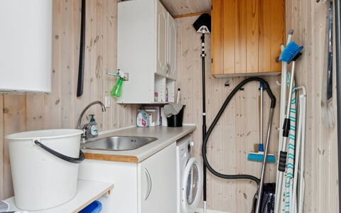 Loreia - 350M from the Sea: Gulvbelægning, Etage, Værelse, Vaskemaskine, Sanitærarmatur, Vvs, Maskine, Vaskerum, Større Bandage, Håndvask