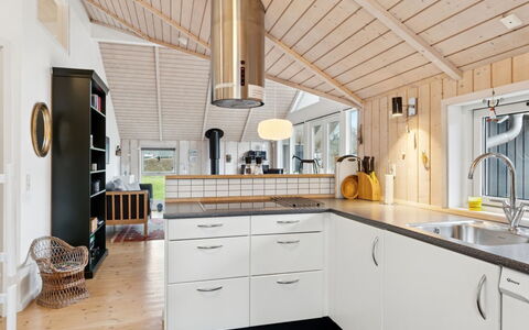 Loreia - 350M from the Sea: Træ, Køkken, Loft, Indretning, Countertop, Gulvbelægning, Lysarmatur, Hjem, Cabinetry, Køkken Apparat