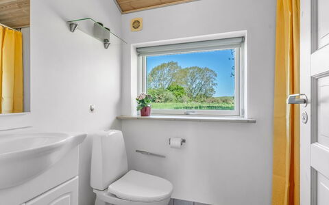 Svenne - 600M from the Sea: Sanitærarmatur, Gulvbelægning, Etage, Vvs, Loft, Tap, Badeværelse, Toilet, Håndvask, Badeværelsesvask