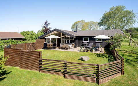 Svenne - 600M from the Sea: Træ, Hus, Busk, Hjem, Sommerhus, Tag, Have, Skygge, Hegn