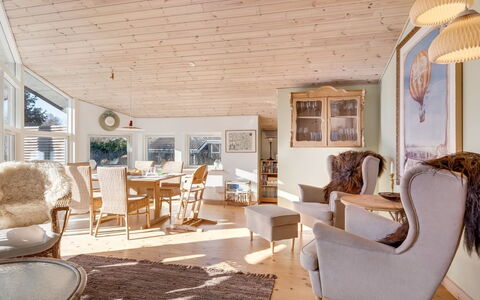 Svenne - 600M from the Sea: Møbel, Indretning, Træ, Loft, Gulvbelægning, Etage, Hjem, Stue, Værelse, Couch
