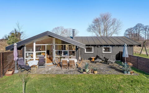 Svenne - 600M from the Sea: Boligområde, Busk, Hus, Hjem, Have, Estate, Skygge, Landscaping, Lawn