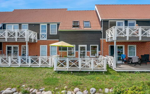 Thorfin - 10M from the Sea: Boligområde, Busk, Hus, Hjem, Have, Estate, Skygge, Landscaping, Lawn
