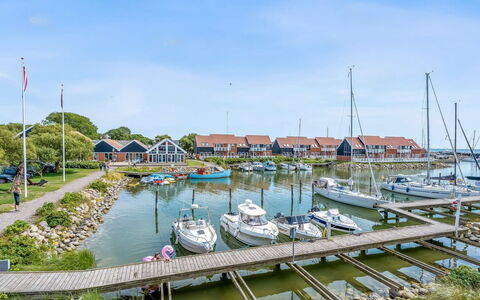 Thorfin - 10M from the Sea: Boligområde, Busk, Hus, Hjem, Have, Estate, Skygge, Landscaping, Lawn