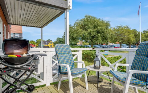 Thorfin - 10M from the Sea: Boligområde, Busk, Hus, Hjem, Have, Estate, Skygge, Landscaping, Lawn