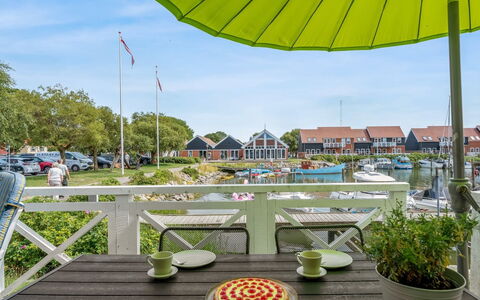 Thorfin - 10M from the Sea: Boligområde, Busk, Hus, Hjem, Have, Estate, Skygge, Landscaping, Lawn