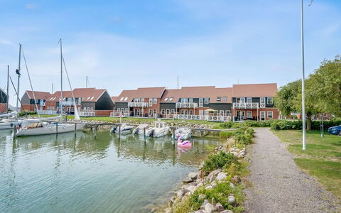 Thorfin - 10M from the Sea: Boligområde, Busk, Hus, Hjem, Have, Estate, Skygge, Landscaping, Lawn