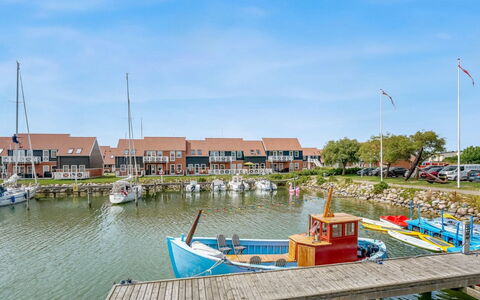 Thorfin - 10M from the Sea: Boligområde, Busk, Hus, Hjem, Have, Estate, Skygge, Landscaping, Lawn