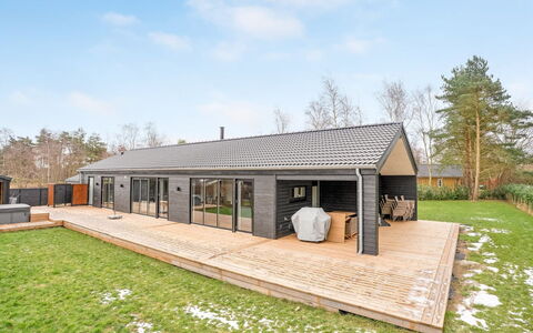 Martin - 800M from the Sea: Boligområde, Busk, Hus, Hjem, Have, Estate, Skygge, Landscaping, Lawn