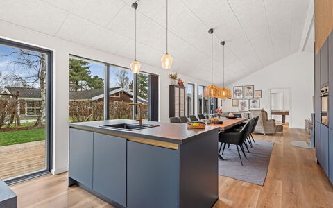 Martin - 800M from the Sea: Boligområde, Busk, Hus, Hjem, Have, Estate, Skygge, Landscaping, Lawn