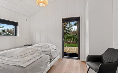 Martin - 800M from the Sea: Boligområde, Busk, Hus, Hjem, Have, Estate, Skygge, Landscaping, Lawn