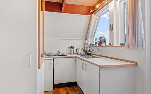 Tavita - 100M from the Sea: Køkken, Træ, Gulvbelægning, Indretning, Loft, Countertop, Etage, Sanitærarmatur, Større Bandage, Køkkenvask