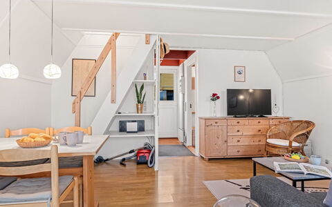 Tavita - 100M from the Sea: Boligområde, Busk, Hus, Hjem, Have, Estate, Skygge, Landscaping, Lawn