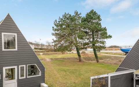 Tavita - 100M from the Sea: Boligområde, Busk, Hus, Hjem, Have, Estate, Skygge, Landscaping, Lawn