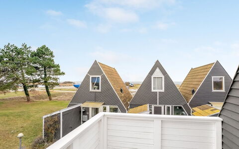 Tavita - 100M from the Sea: Boligområde, Busk, Hus, Hjem, Have, Estate, Skygge, Landscaping, Lawn