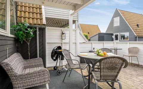Tavita - 100M from the Sea: Træ, Hjem, Arkitektur, Hus, Møbel, Boligområde, Udendørs Møbler, Veranda, Tag, Sidespor