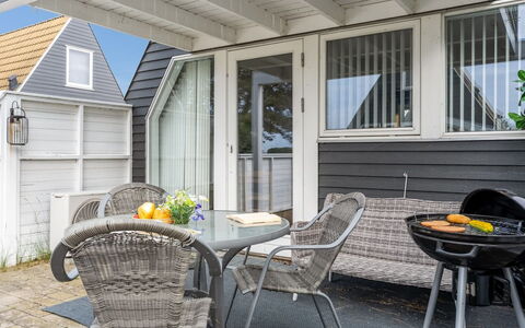 Tavita - 100M from the Sea: Hjem, Arkitektur, Sidespor, Tag, Dør, Sommerhus, Udendørs Møbler, Veranda, Stol, Skygge
