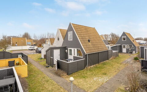Tavita - 100M from the Sea: Boligområde, Busk, Hus, Hjem, Have, Estate, Skygge, Landscaping, Lawn