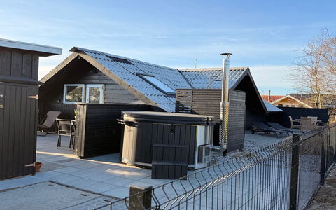 Kajsa - 150M from the Sea: Boligområde, Busk, Hus, Hjem, Have, Estate, Skygge, Landscaping, Lawn
