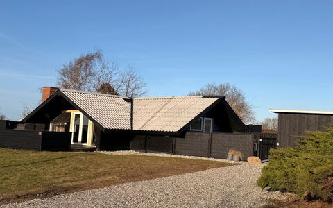 Kajsa - 150M from the Sea: Boligområde, Busk, Hus, Hjem, Have, Estate, Skygge, Landscaping, Lawn