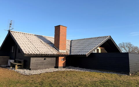 Kajsa - 150M from the Sea: Boligområde, Busk, Hus, Hjem, Have, Estate, Skygge, Landscaping, Lawn