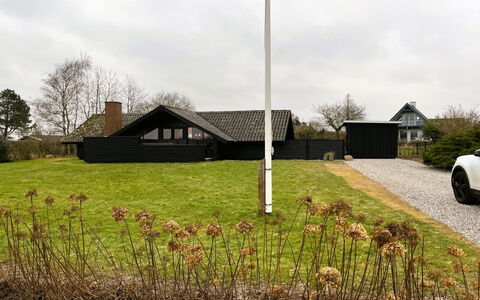 Kajsa - 150M from the Sea: Boligområde, Busk, Hus, Hjem, Have, Estate, Skygge, Landscaping, Lawn