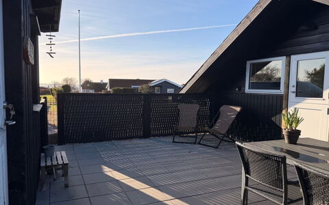 Kajsa - 150M from the Sea: Boligområde, Busk, Hus, Hjem, Have, Estate, Skygge, Landscaping, Lawn