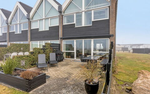 Suna - 95M from the Sea: Boligområde, Busk, Hus, Hjem, Have, Estate, Skygge, Landscaping, Lawn