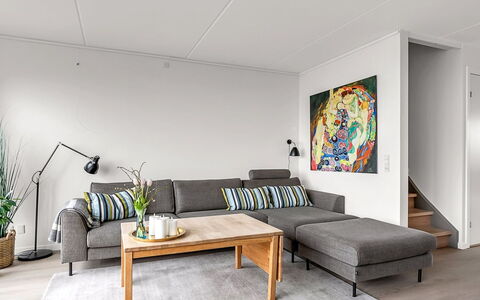 Suna - 95M from the Sea: Boligområde, Busk, Hus, Hjem, Have, Estate, Skygge, Landscaping, Lawn