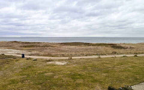 Suna - 95M from the Sea: Boligområde, Busk, Hus, Hjem, Have, Estate, Skygge, Landscaping, Lawn