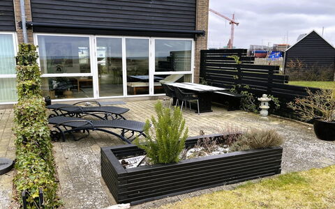 Suna - 95M from the Sea: Boligområde, Busk, Hus, Hjem, Have, Estate, Skygge, Landscaping, Lawn