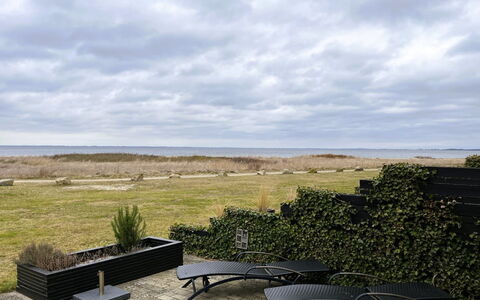 Suna - 95M from the Sea: Boligområde, Busk, Hus, Hjem, Have, Estate, Skygge, Landscaping, Lawn