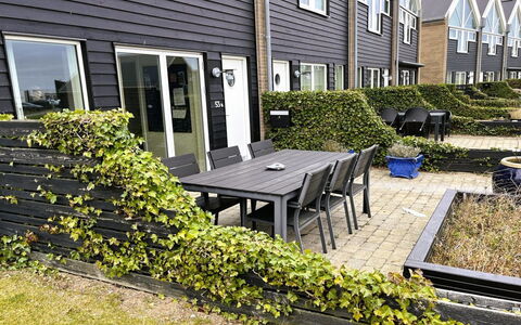 Suna - 95M from the Sea: Boligområde, Busk, Hus, Hjem, Have, Estate, Skygge, Landscaping, Lawn