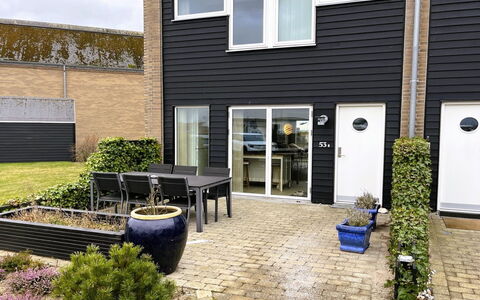 Suna - 95M from the Sea: Boligområde, Busk, Hus, Hjem, Have, Estate, Skygge, Landscaping, Lawn