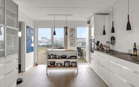 Suna - 95M from the Sea: Køkken, Køkken Apparat, Countertop, Møbel, Indretning, Gulvbelægning, Cabinetry, Større Bandage, Træ, Husholdningsapparat
