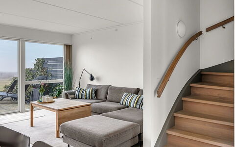 Suna - 95M from the Sea: Møbel, Indretning, Gulvbelægning, Etage, Couch, Træ, Stue, Loft, Trægulve, Værelse