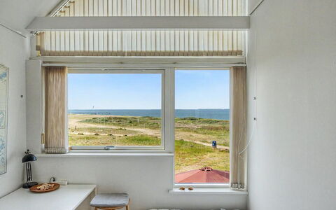 Suna - 95M from the Sea: Soveværelse, Loft, Seng, Dagslys, Sengetøj, Sengetøj, Sengetøj, Pude