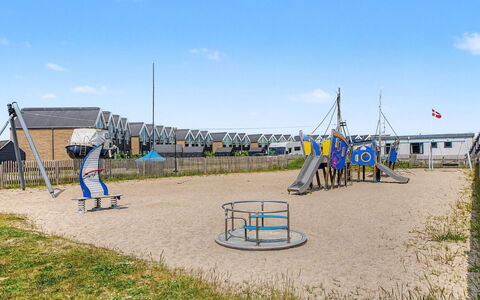 Suna - 95M from the Sea: Himmel, Blå, Offentlige Rum, Legepladsudstyr, Skygge, Pol, Sand, Legeplads, Hegn