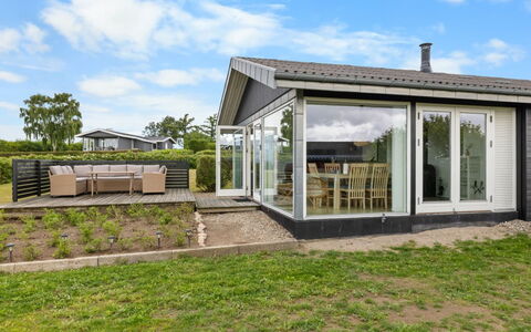 Dusine - 340M from the Sea: Boligområde, Busk, Hus, Hjem, Have, Estate, Skygge, Landscaping, Lawn