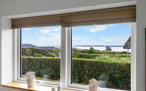 Dusine - 340M from the Sea: Boligområde, Busk, Hus, Hjem, Have, Estate, Skygge, Landscaping, Lawn