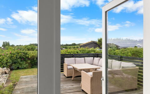 Dusine - 340M from the Sea: Boligområde, Busk, Hus, Hjem, Have, Estate, Skygge, Landscaping, Lawn