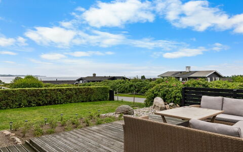 Dusine - 340M from the Sea: Boligområde, Busk, Hus, Hjem, Have, Estate, Skygge, Landscaping, Lawn